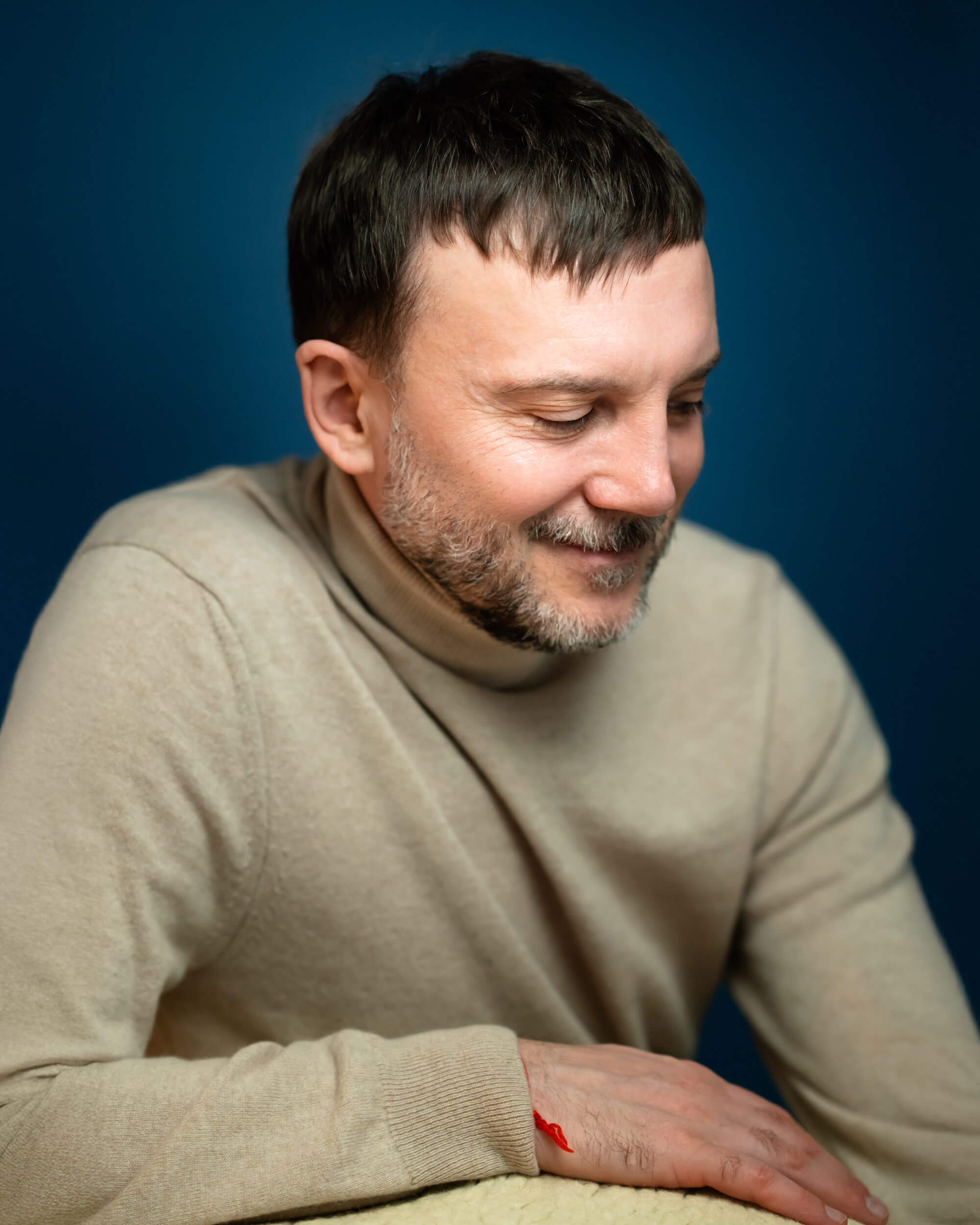 in Pullover, schaut nach links unten und lacht freundlich dabei" ins Polnische lautet: "w swetrze, patrzy w lewo w dół i uśmiecha się przy tym przyjaźnie