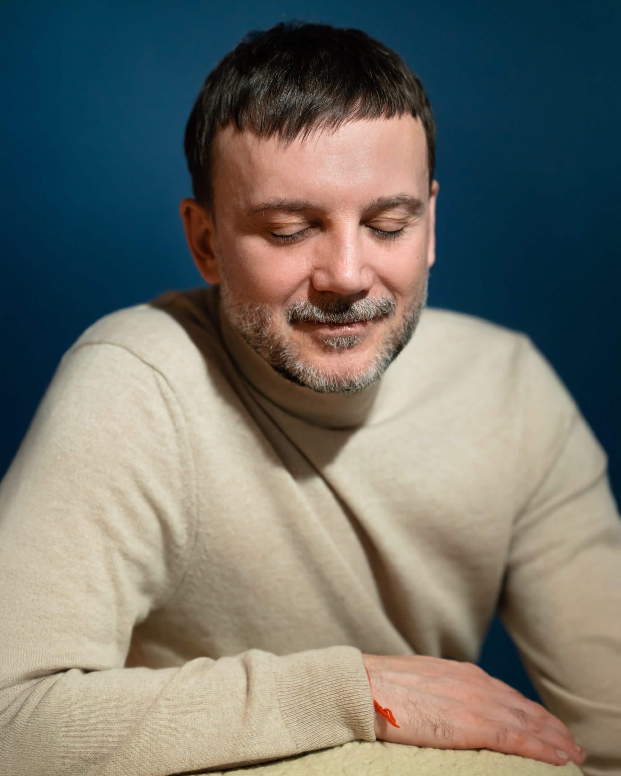 patrzy przyjaźnie, łagodnie z zamkniętymi oczami w dół